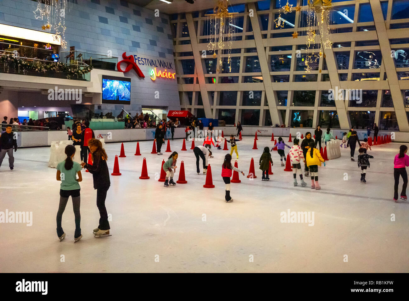 Glacier Pista di Pattinaggio su ghiaccio al Festival a piedi con il nome e il logo in background in Hong Kong, Cina Foto Stock