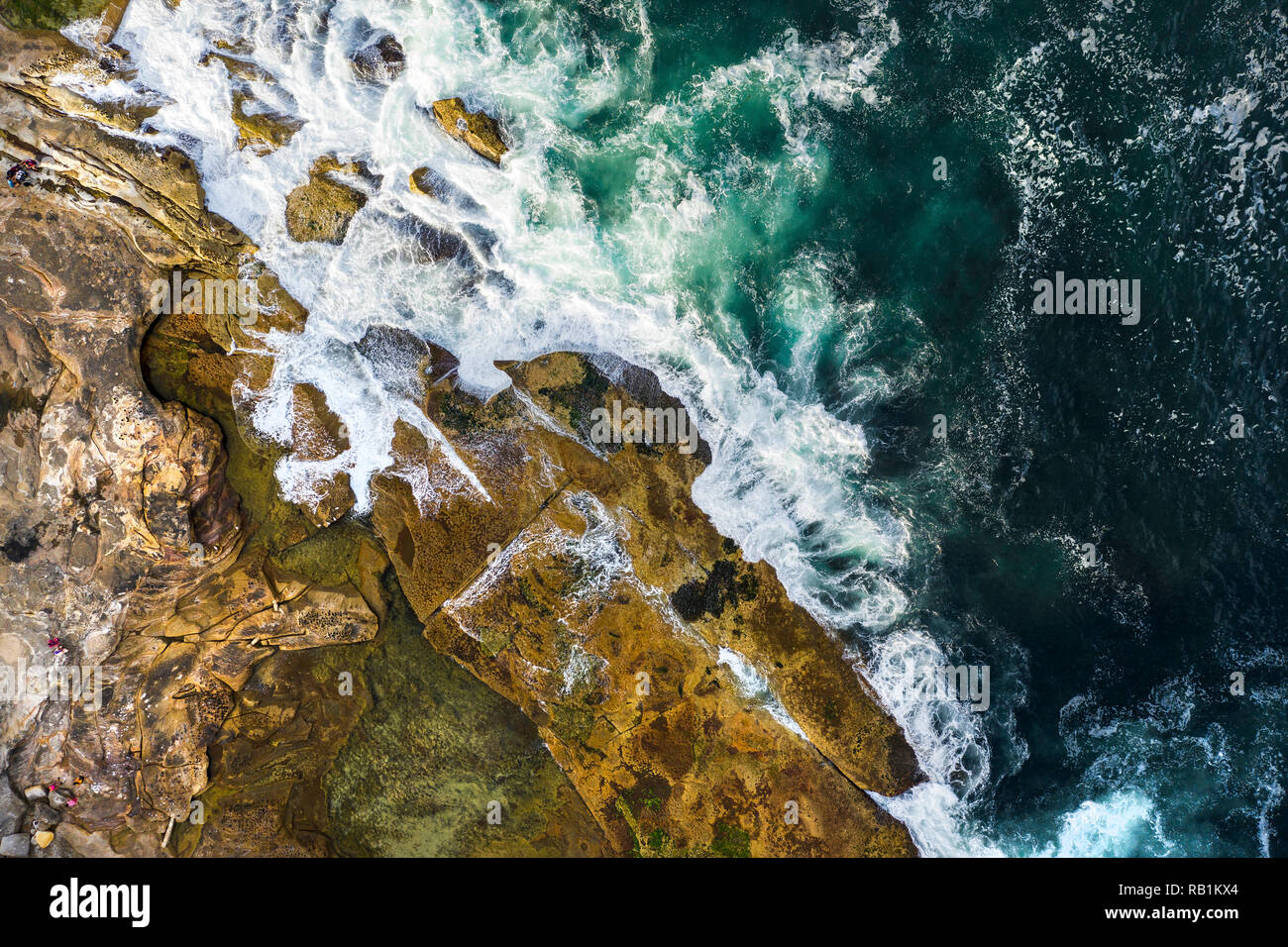 Antenna, vista aerea di onde e una costa rocciosa a Sydney in Australia Foto Stock