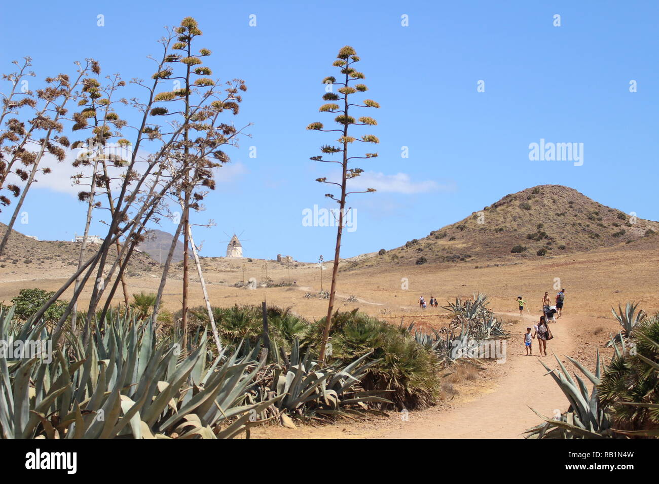 Persone che camminano lungo il sentiero del deserto in Almeria Foto Stock