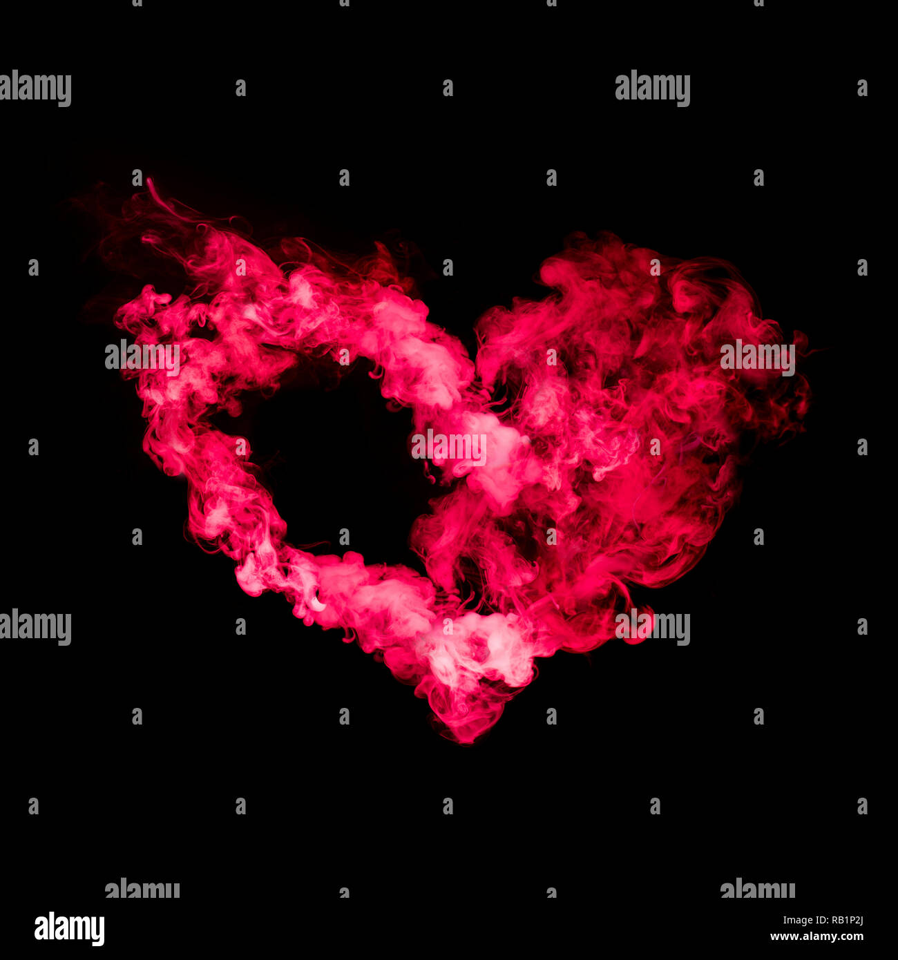 Forma di cuore dal fumo rosso isolato su sfondo nero Foto Stock