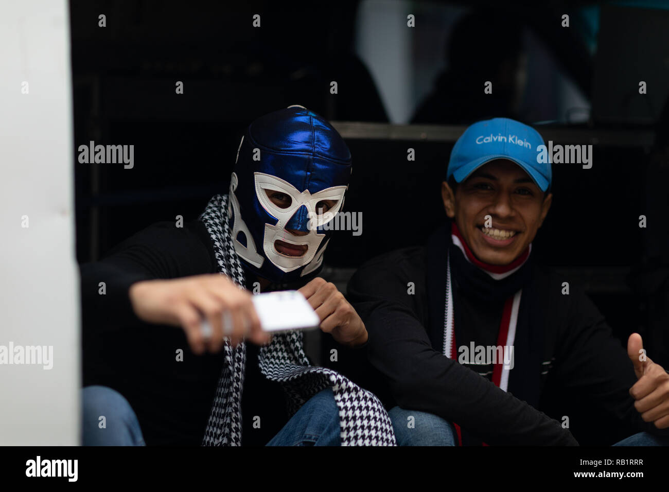 Matamoros, Tamaulipas, Messico - 20 Novembre 2018: Il 20 novembre Parade, due giovani uomini, uno che indossa una maschera luchador pongono per la telecamera mentre holdin Foto Stock