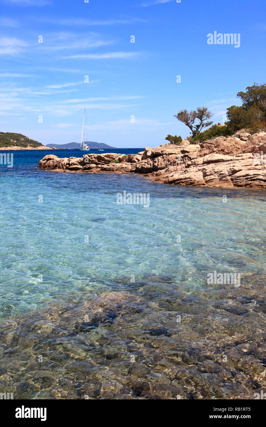 La baia chiamata Golfe de Porto Novo a sud di Porto-Vecchio sull isola di Corsica, Francia. Barca a vela nei pressi di ancoraggio della linea di orizzonte. Foto Stock