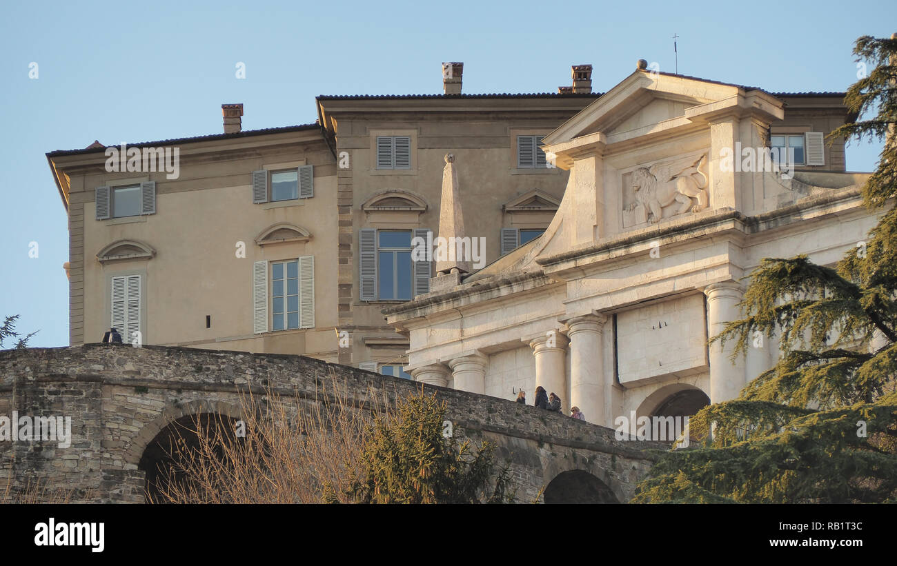 Bergamo, Italia. Il 5 gennaio 2019. La città vecchia. Una delle più belle città d'Italia. Paesaggio presso la vecchia Porta di San Giacomo Foto Stock