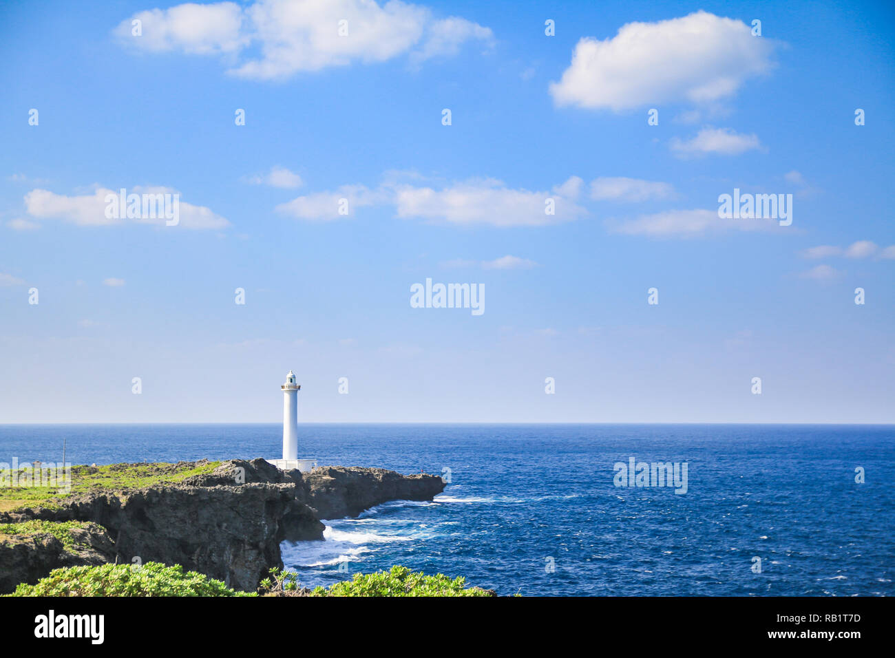 White Faro di Cape Zanpa in Giappone con il blu del mare e del cielo Foto Stock