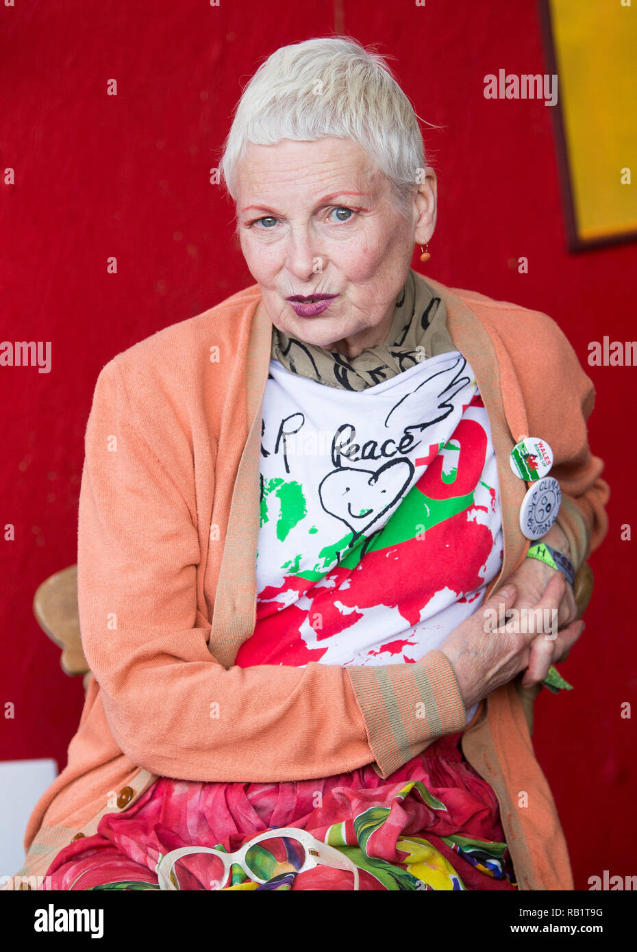Vivienne Westwood pone per i fotografi al festival di Glastonbury. Designer di moda Westwood era parlare contro fracking nel villaggio di Greenpeace. Foto Stock