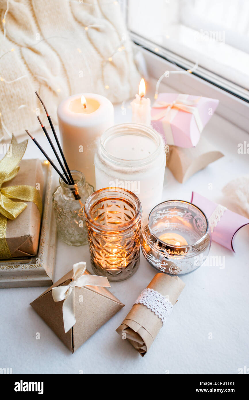 Cera di paraffina per candele e uno delle tealight in un vetro portacandele  e aroma stick, romantico confezioni regalo, in piedi su un davanzale di  primo mattino, concetto o Foto stock 