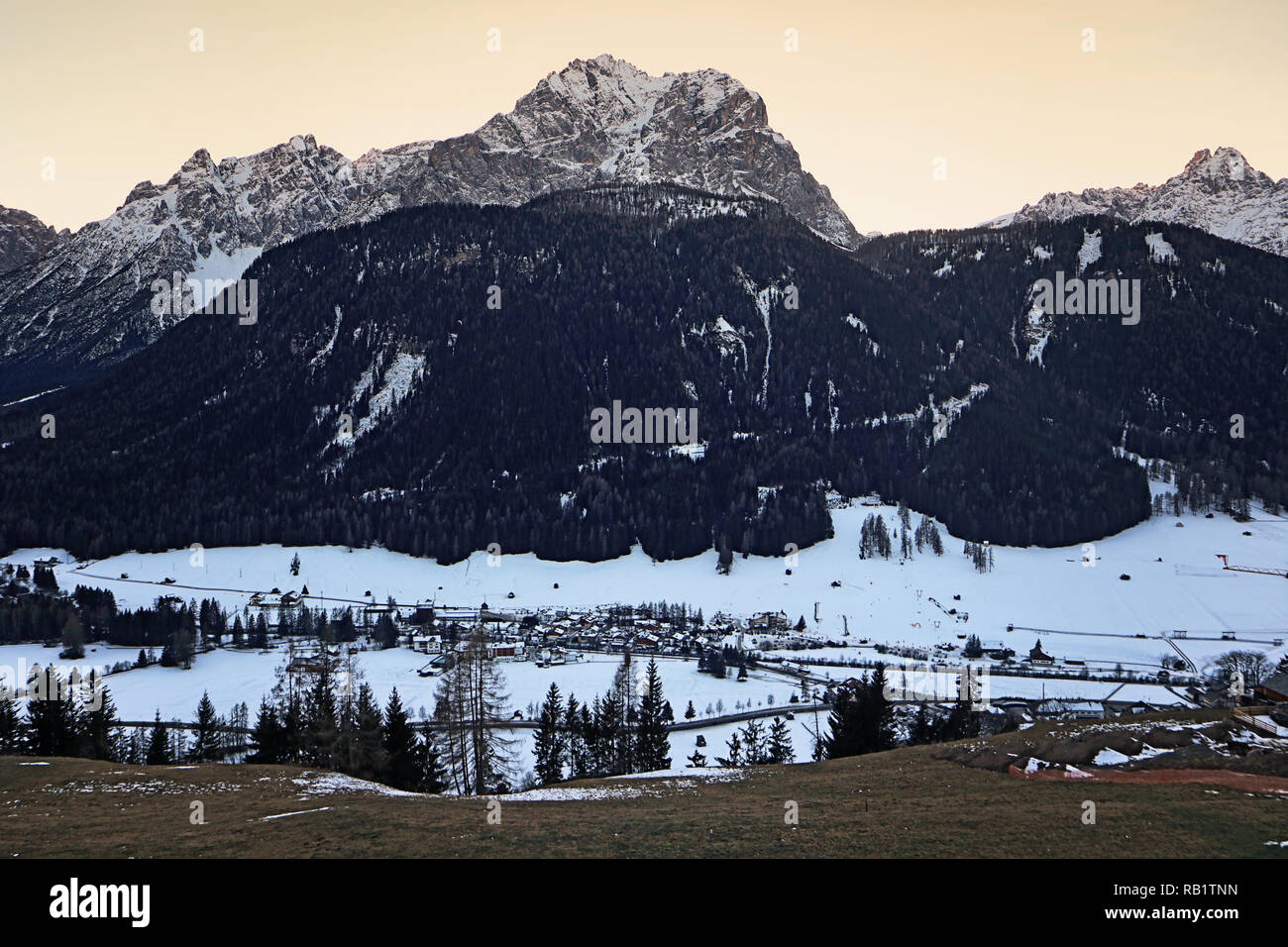 L'Italia, Dolomiti di Sesto (Dolomiti di Sesto), veduta aerea della Val Pusteria, con il villaggio di Sesto e le Dolomiti in inverno Foto Stock