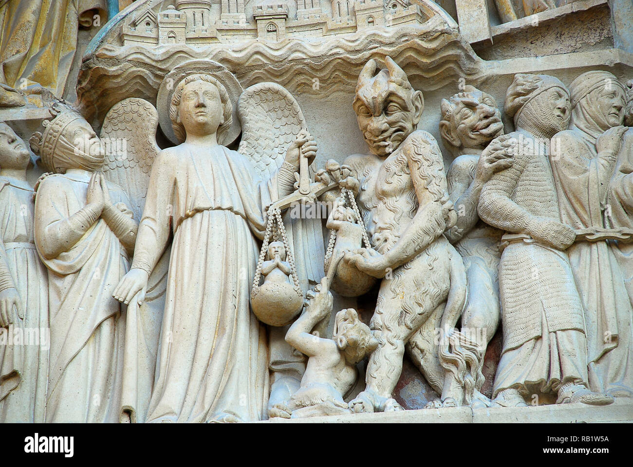 Notre Dame de Paris, Ingresso: Illustrazione dell'ultima sentenza, portale centrale della facciata ovest. L'Arcangelo Michele e Satana anime di pesatura Foto Stock