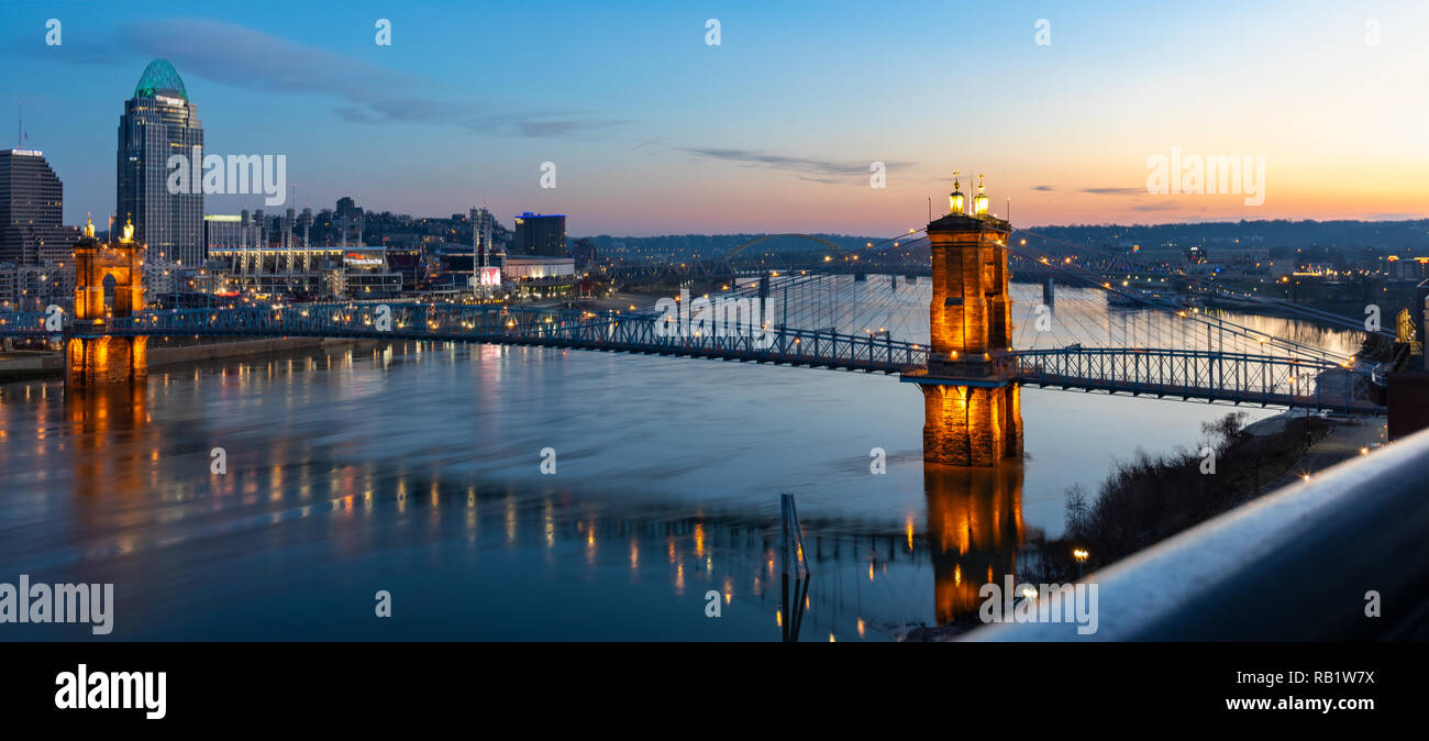 Alba sul Roebling Suspension Bridge il collegamento di Cincinnati, Ohio di Covington in Northern Kentucky Foto Stock