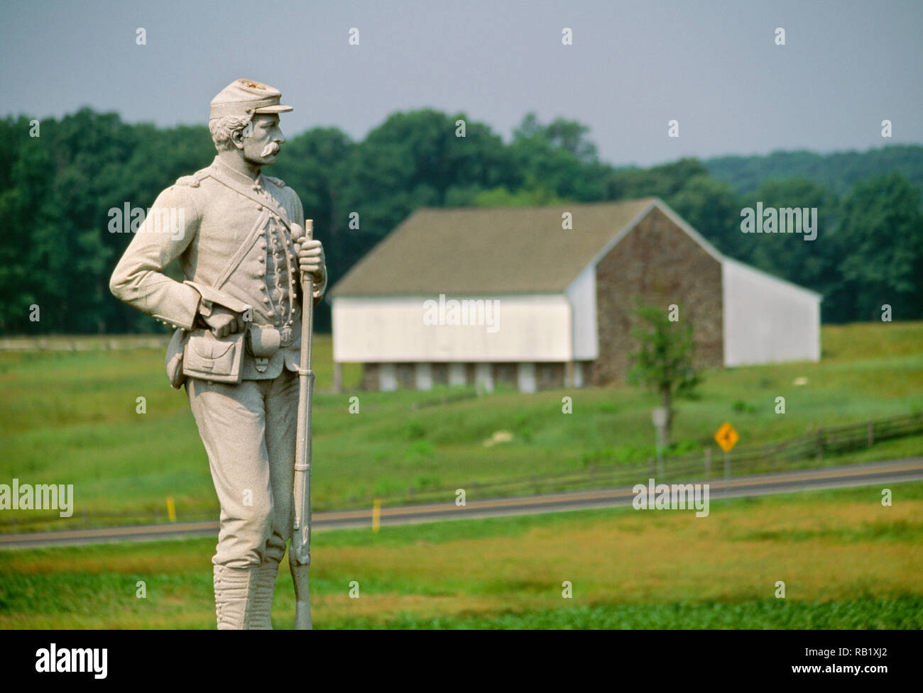 Statua e fienile, campo di battaglia di Gettysburg, PA, Stati Uniti d'America Foto Stock