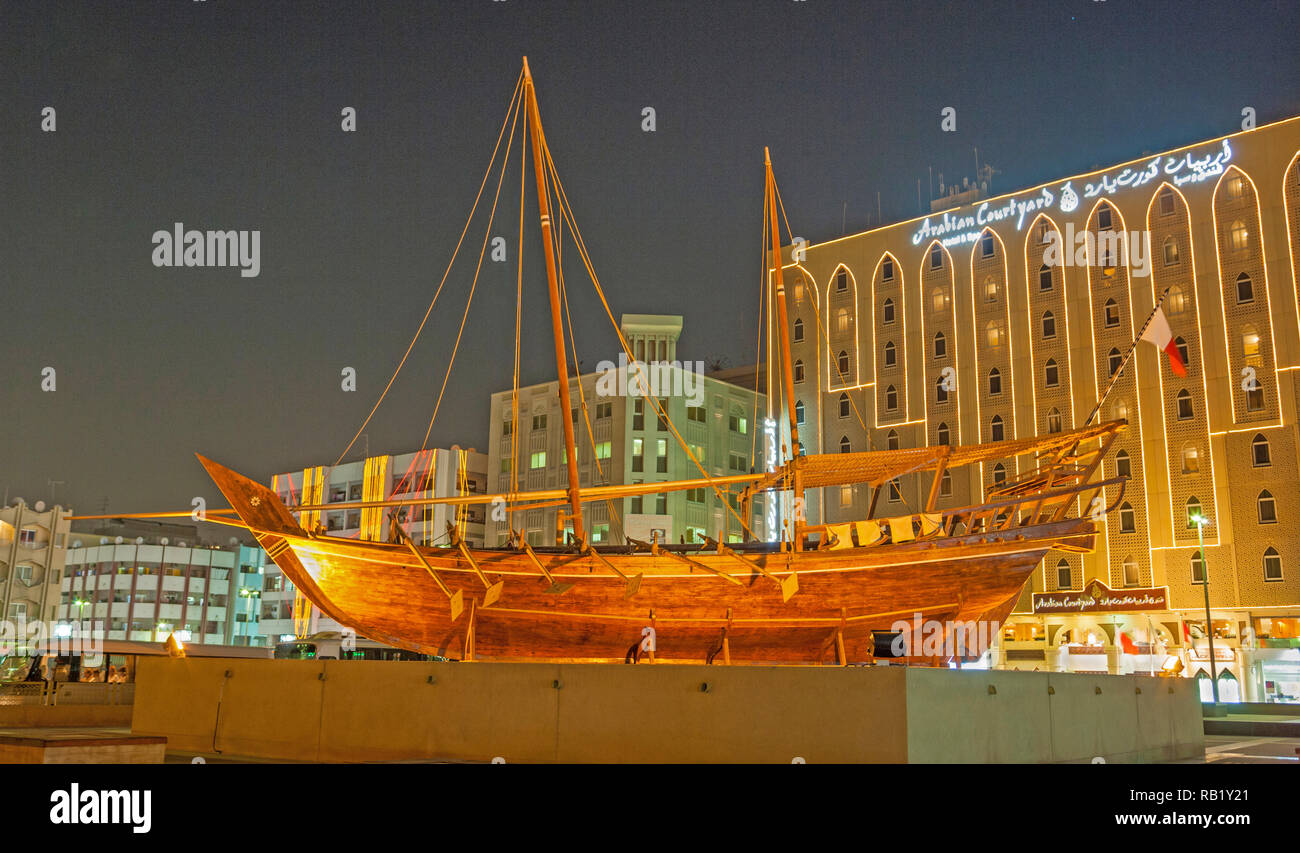 Un tradizionale dhow a vela sul display al di fuori del Museo di Dubai nell'area di Bur Dubai di Dubai. Foto Stock