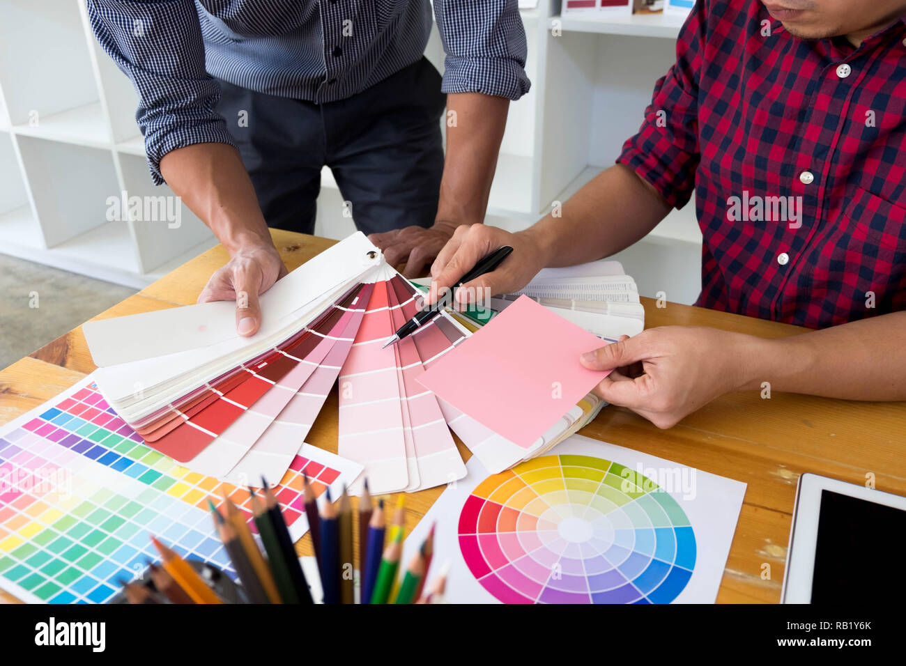 Graphic Designer scegliere toni di colore rosa da bande di colore per la progettazione di idee e progetti creativi, graphic designer. Foto Stock