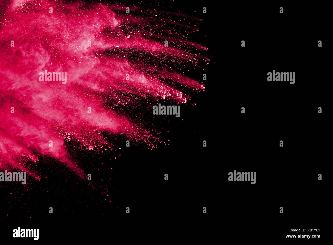 Colore rosso esplosione di polvere su sfondo nero.bloccare il movimento di rosso le particelle di polvere schizzi. Foto Stock