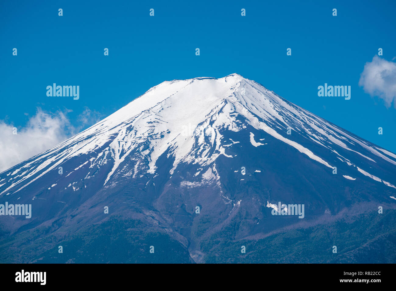 Vicino la cima della bella montagna Fuji con copertura di neve sulla parte superiore Foto Stock