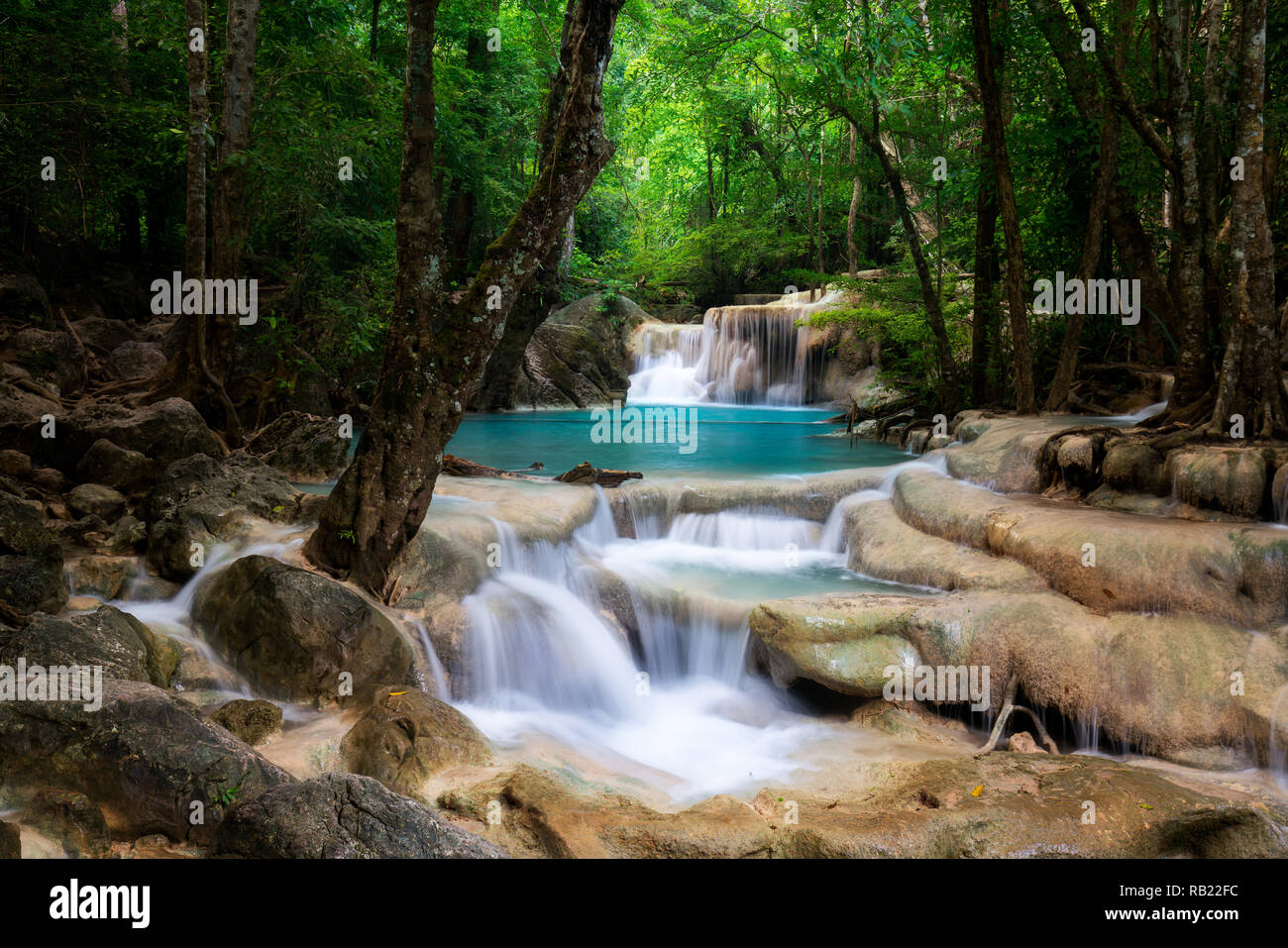 Erawan cascata in Thailandia è individuare in Kanchanaburi Provience. Questa cascata si trova nel Parco Nazionale di Erawan all'interno della foresta. Livello 5 da tutti e 7 i. Foto Stock