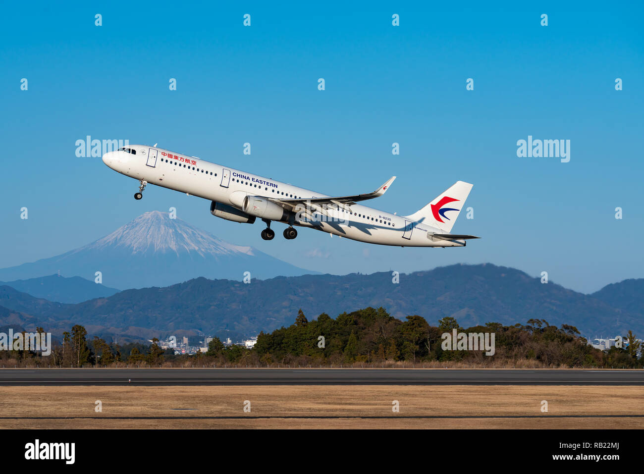 SHIZUOKA, Giappone - GEN. 5, 2019: China Eastern Airlines Airbus A321-200 decollo dall'Shizuoka Aeroporto Internazionale di Shizuoka, Giappone. Foto Stock