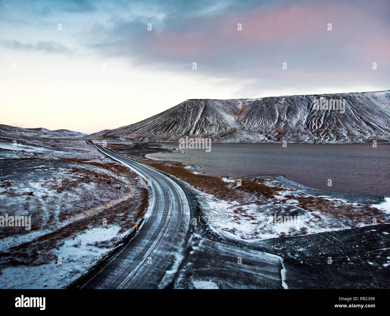 Lago Kleifarvatn in Islanda in inverno con la strada panoramica vista aerea Foto Stock