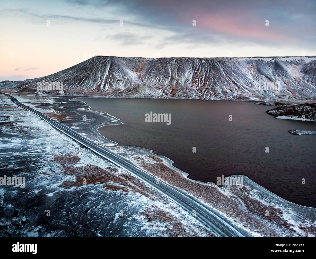 Lago Kleifarvatn in Islanda in inverno con la strada panoramica vista aerea Foto Stock