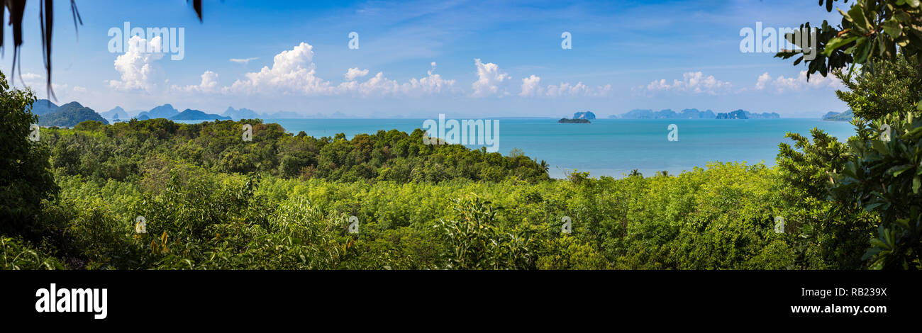 Vista panoramica della Baia di Phang-Nga dall'isola di Koh Yao Noi, Thailandia. Foto Stock
