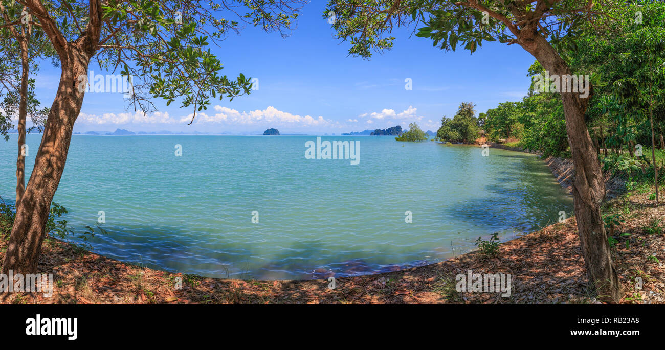 Vista della Baia di Phang-Nga dall'isola di Koh Yao Noi, Thailandia. Immagine panoramica Foto Stock
