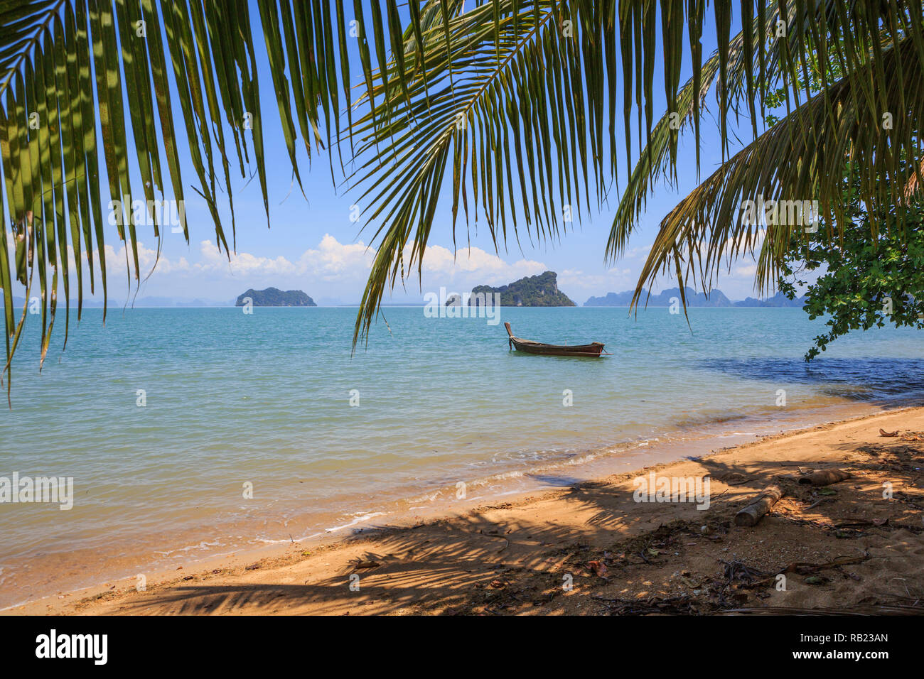 Phang-Nga baia con spiaggia in barca e palme. Colpo da l'isola di Koh Yao Noi, Thailandia Foto Stock
