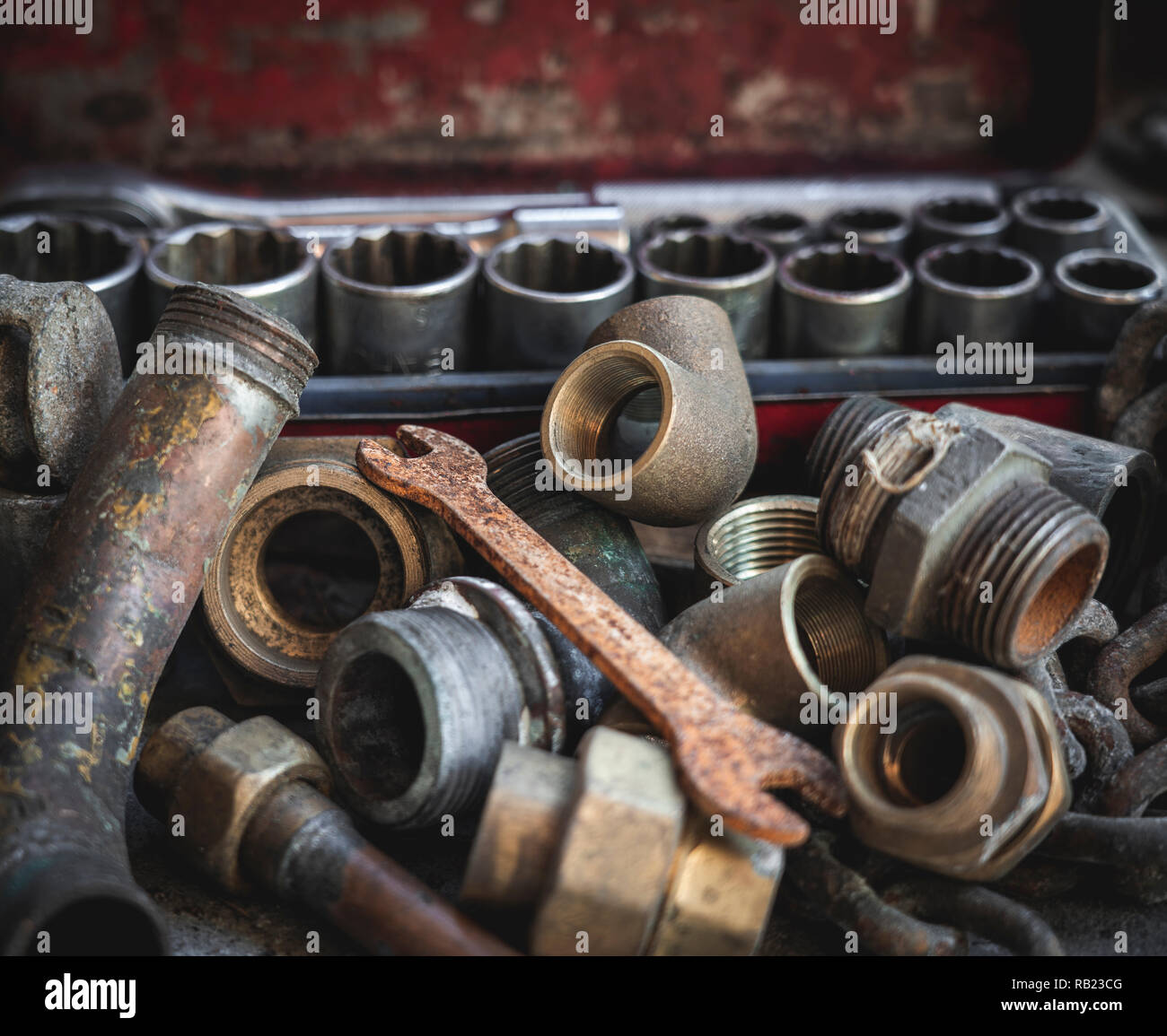 Vecchio arrugginito tubi idraulico con chiave arrugginita e toolbox. Indsutrial, riparazione, idrosanitari e concetti vintage. Foto Stock