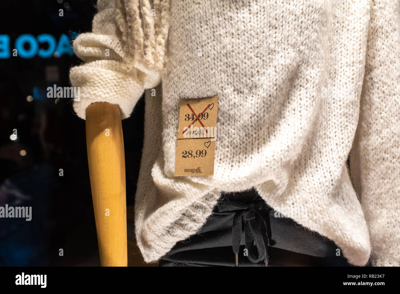 Valencia, Spagna - 2 Gennaio 2019: prezzo di etichetta per capi di abbigliamento abbassata durante l'inverno offerte di vendita. Foto Stock