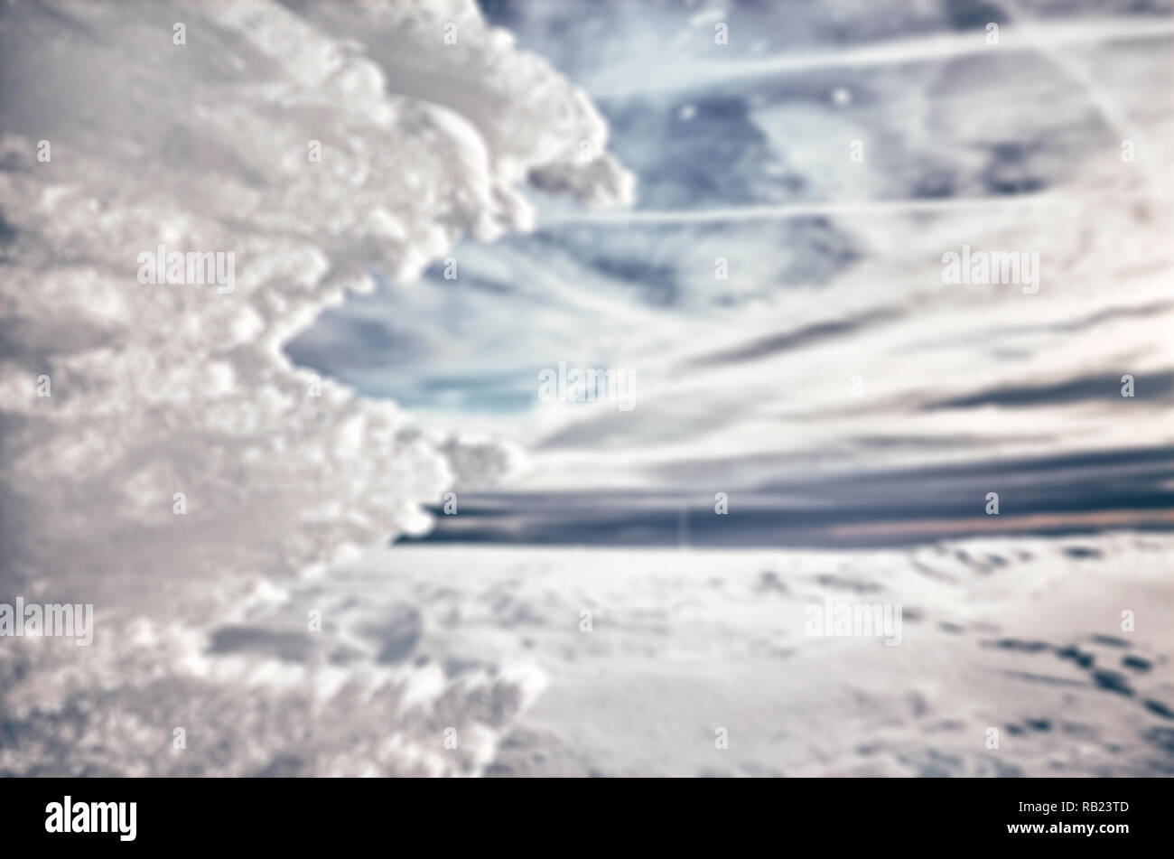 Sfocato innevato paesaggio di montagna con formazioni di ghiaccio, inverno sfondo astratto, tonificazione del colore applicato. Foto Stock