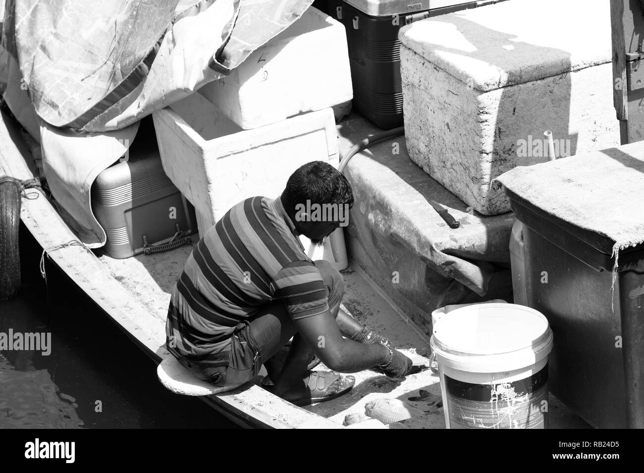 Maschio, Maldive - 20 dicembre 2018: pescatore maldiviano sta lavorando sulla barca Foto Stock