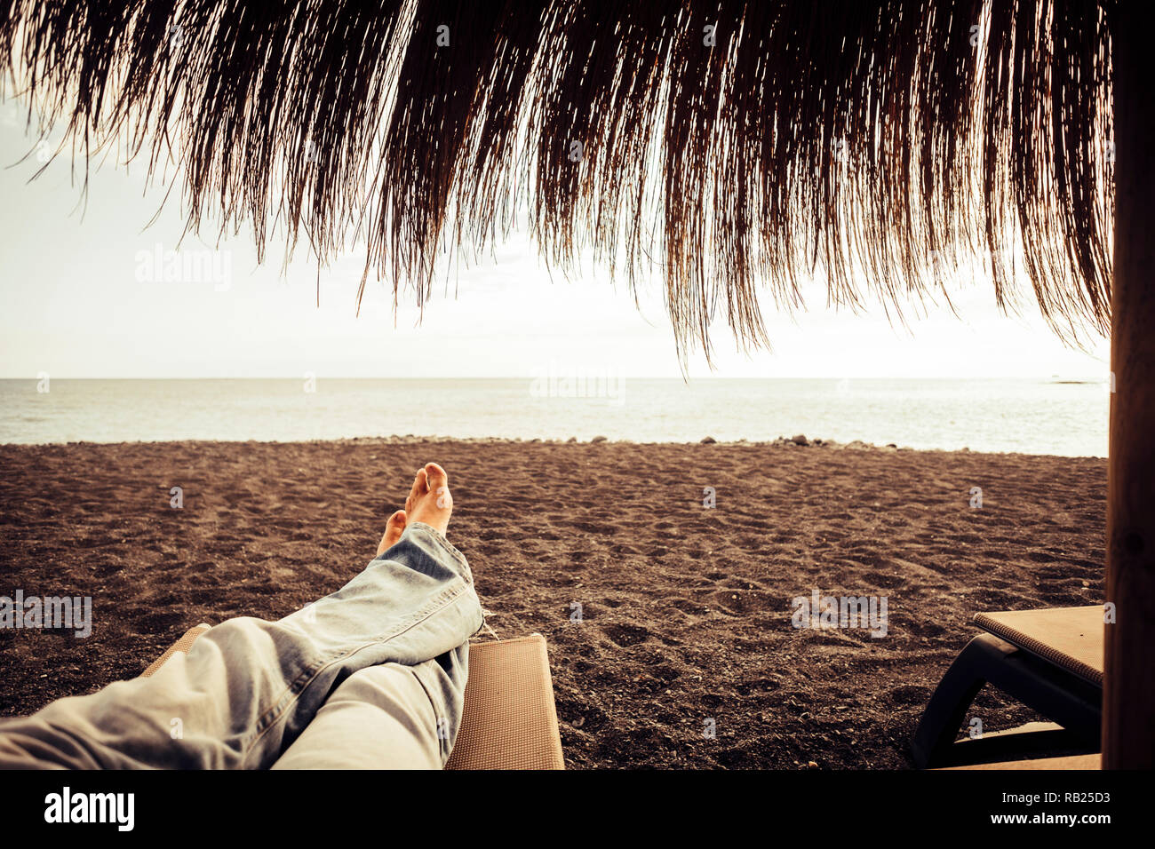 L'uomo piedi punto di vista mentre da solo riposo e relax in spiaggia con le onde e il vento oceano di fronte alla fine della sabbia. nice le attività per il tempo libero di vac Foto Stock