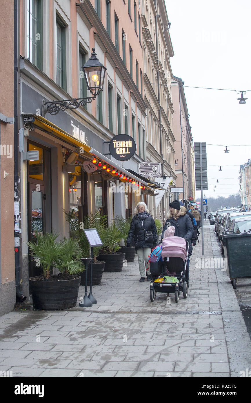 Stoccolma, Svezia - 29 dicembre 2018: Teheran Grill Ristorante inverno Rorstrandsgatan esterna con la gente che camminava su un nuvoloso giorno il 29 dicembre Foto Stock