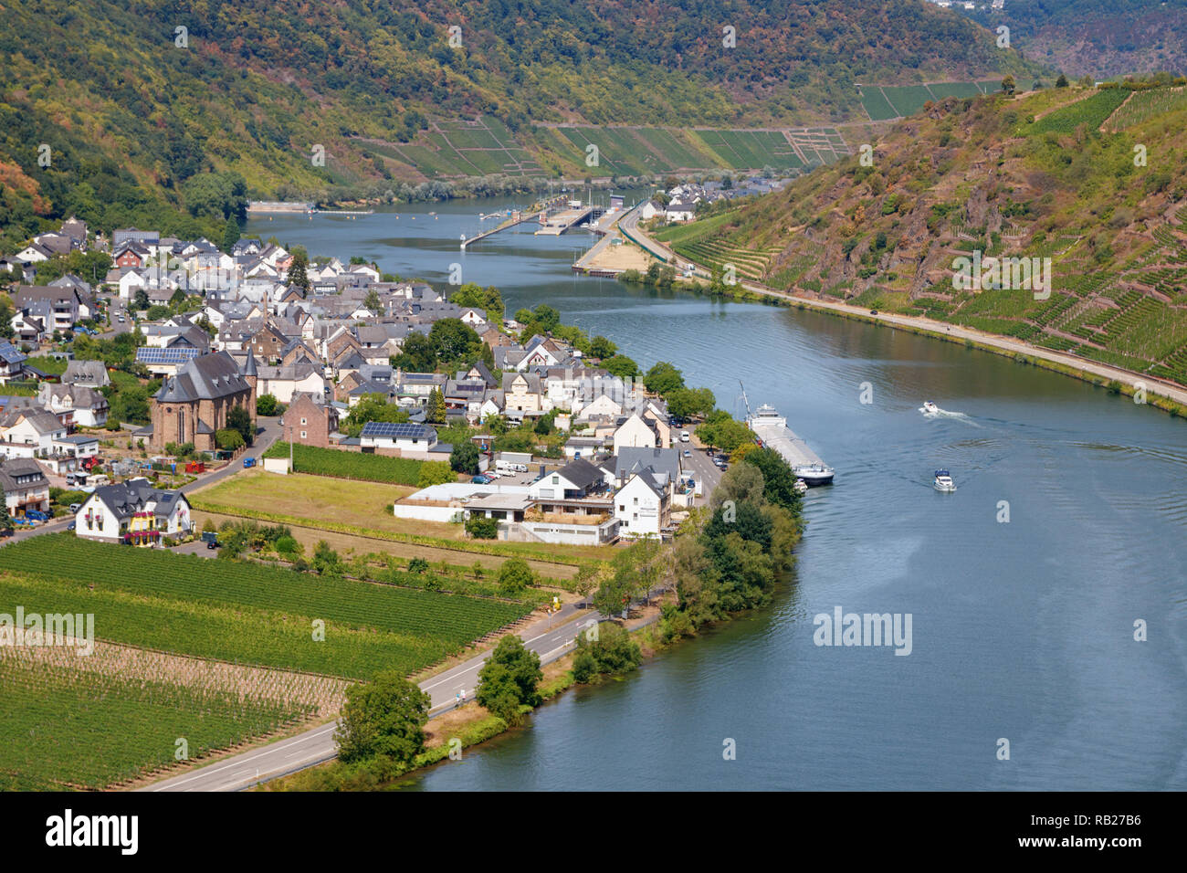 Vista aerea della valle della Mosella con vigneti, il fiume Moselle, il villaggio Ellenz-Poltersdorf e la serratura Fankel su un giorno d'estate. Germania. Foto Stock