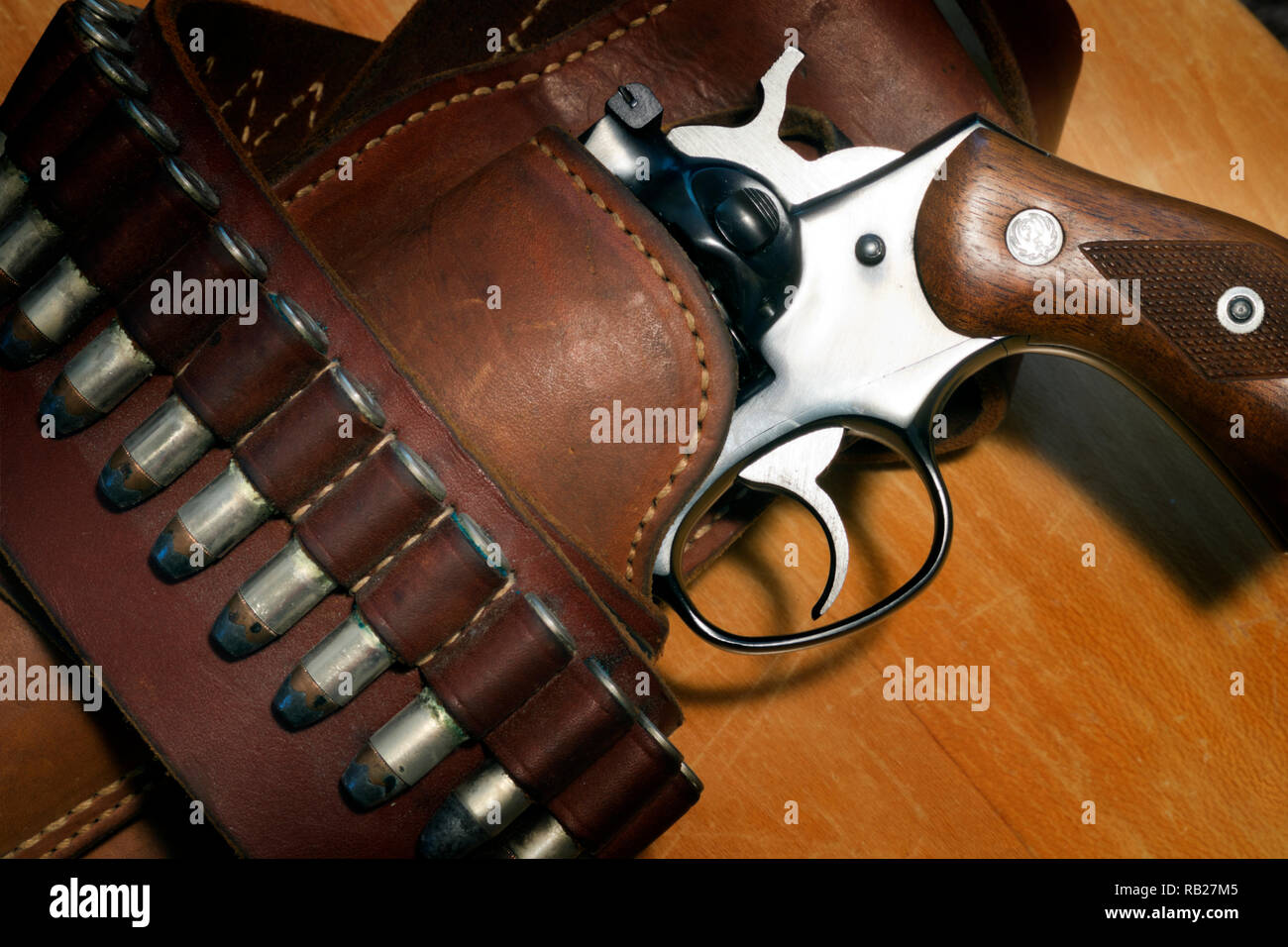 Una sicurezza Ruger revolver sei in una custodia in pelle con un bandoleer di .357 Magnum proiettili. Foto Stock