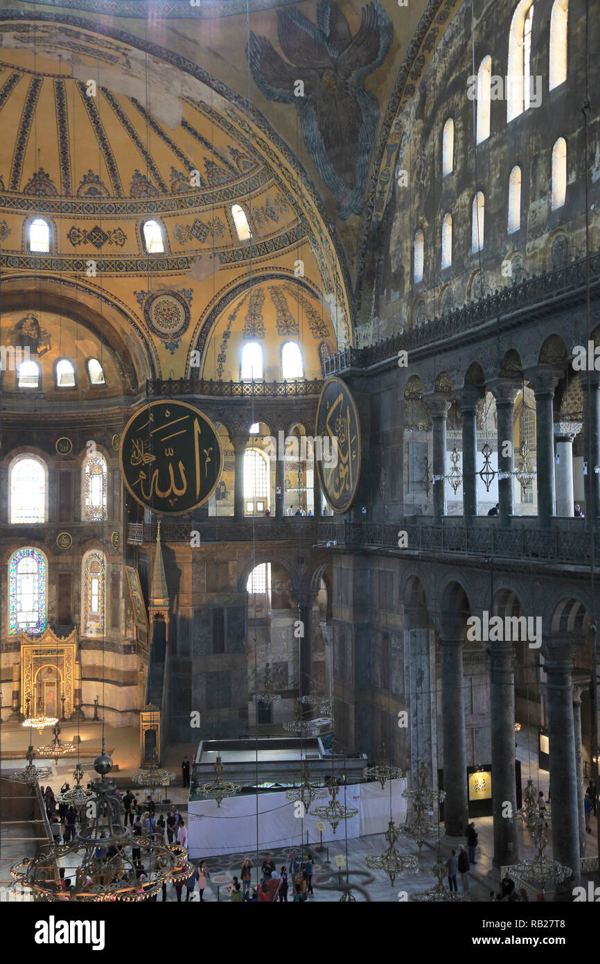 Interno, architettura bizantina, Hagia Sophia, Aya Sofya, Sito Patrimonio Mondiale dell'UNESCO, Istanbul, Turchia, Europa Foto Stock