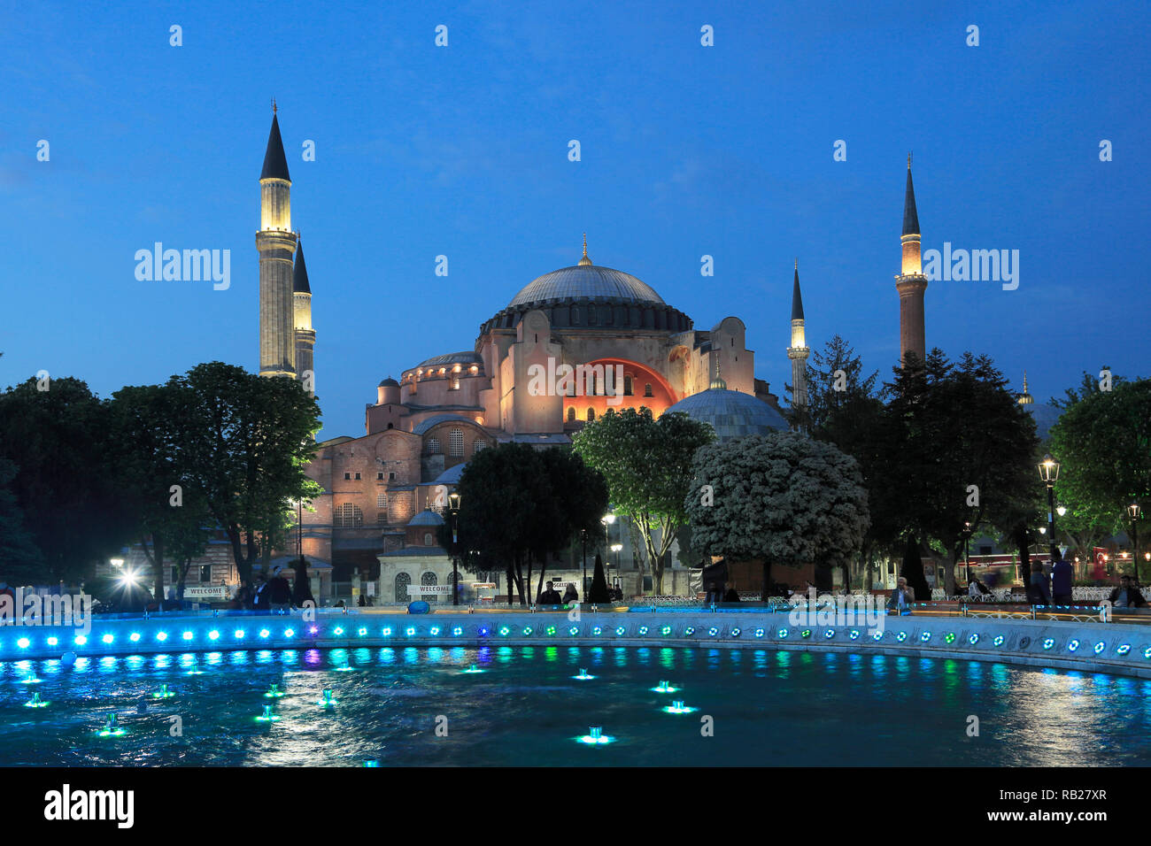 Hagia Sophia, Aya Sofya al crepuscolo, Sito Patrimonio Mondiale dell'UNESCO, Piazza Sultanahmet Park, Istanbul, Turchia, Europa Foto Stock