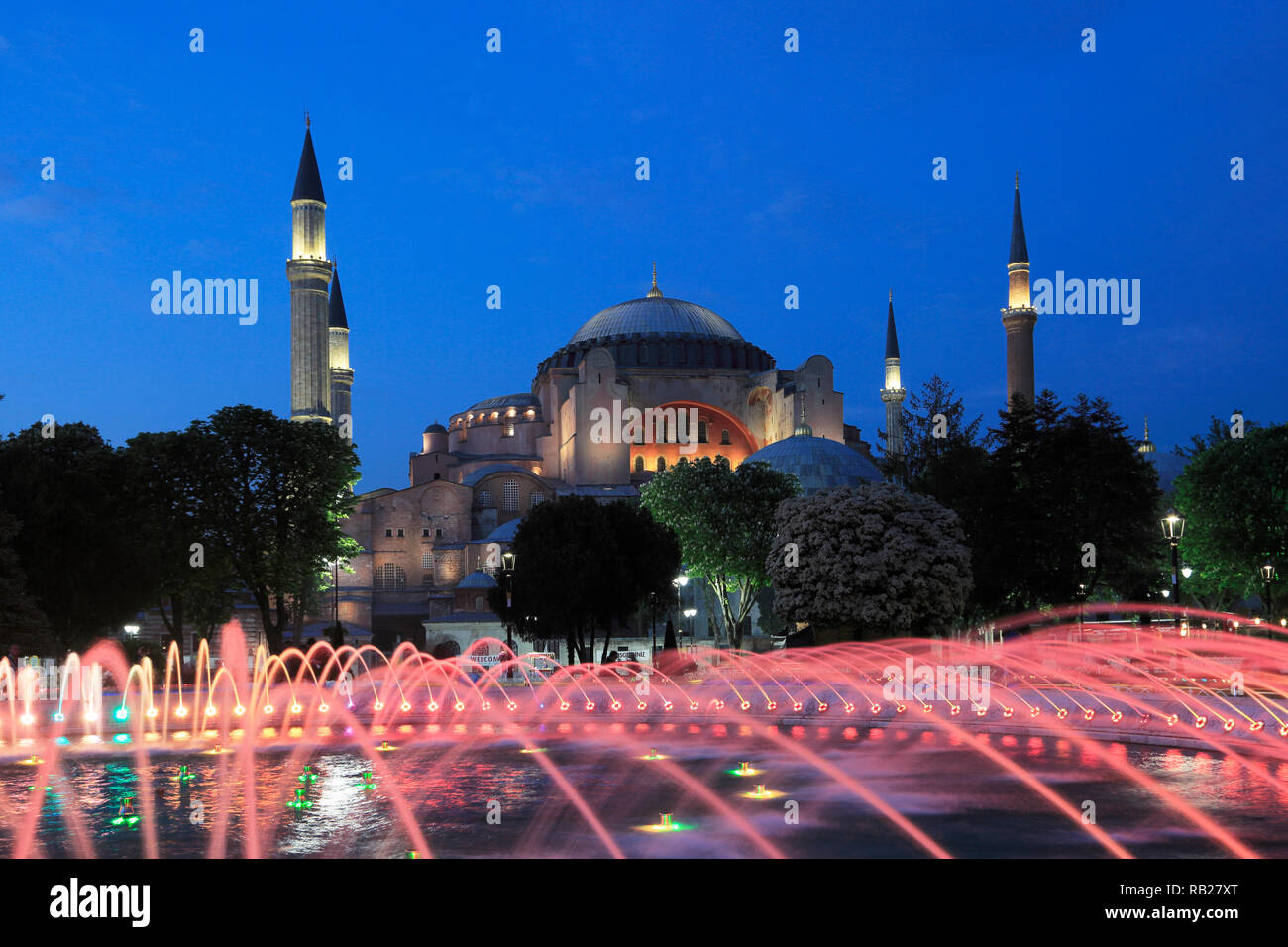 Hagia Sophia, Aya Sofya di notte, Sito Patrimonio Mondiale dell'UNESCO, Piazza Sultanahmet Park, Istanbul, Turchia, Europa Foto Stock