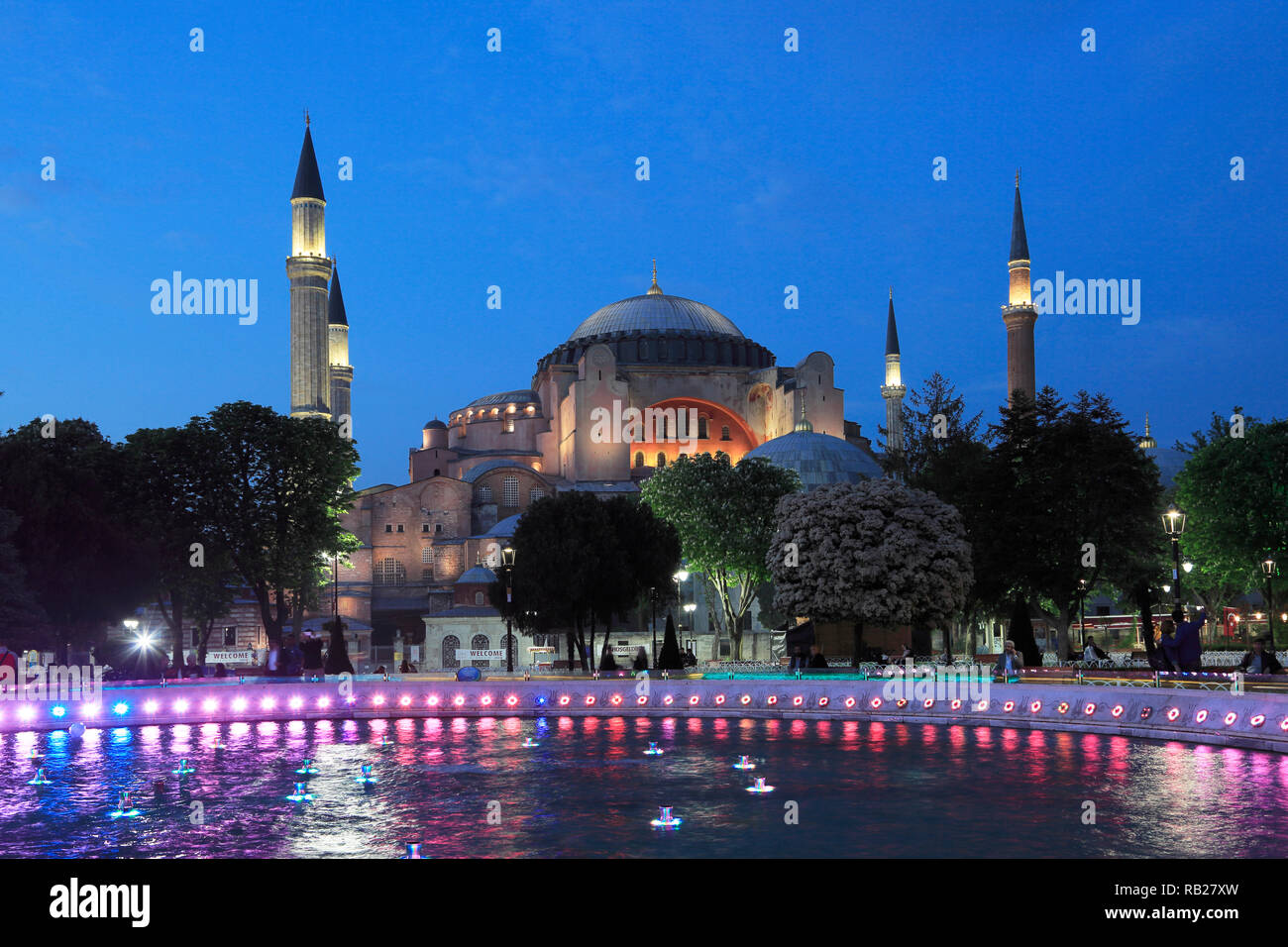 Hagia Sophia, Aya Sofya al crepuscolo, Sito Patrimonio Mondiale dell'UNESCO, Piazza Sultanahmet Park, Istanbul, Turchia, Europa Foto Stock