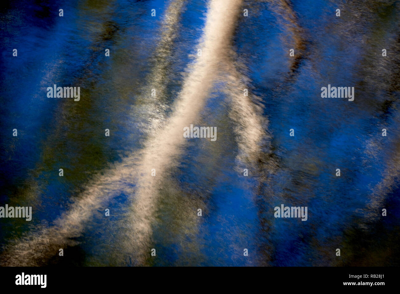 Charlton, Victoria, Australia. Sky e albero riflessa nel fiume Avoca, deliberata con motion blur. Foto Stock