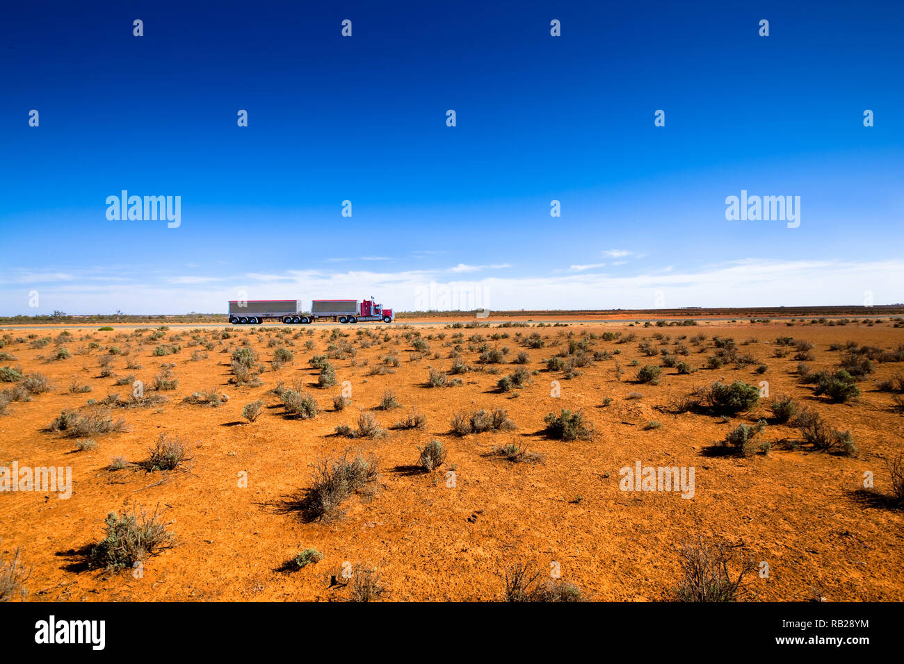 Trasporto alla rinfusa, viaggia attraverso la regione Semi-Arid ofg outback australiano. Foto Stock