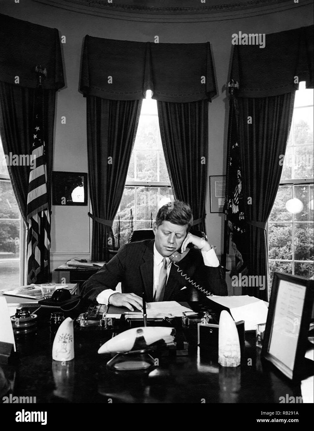 Il presidente John F. Kennedy rivolgendosi ai AMVETS Convention di New York City per telefono dall'Ufficio Ovale della Casa Bianca il 23 agosto 1962. Foto Stock