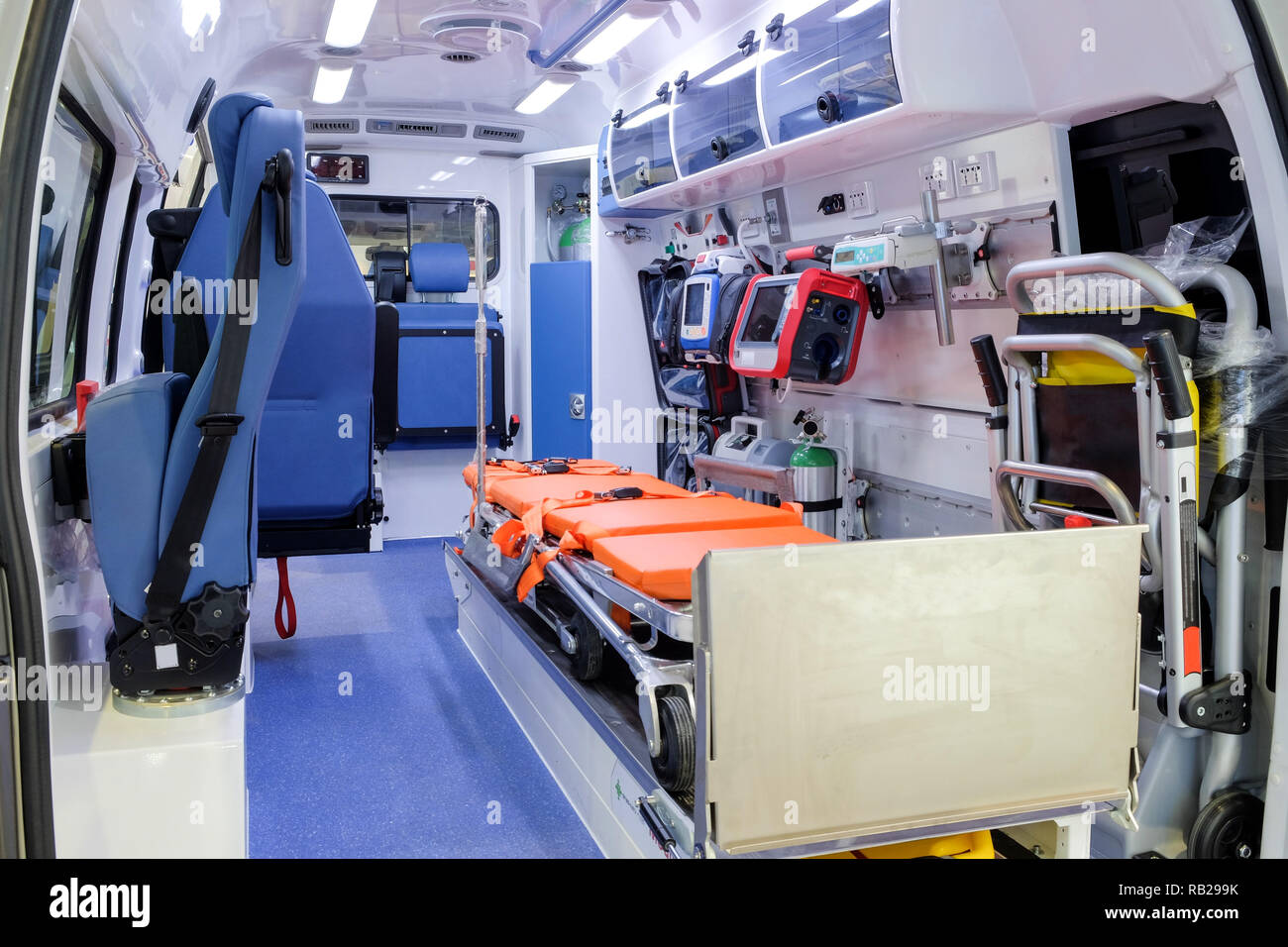 All'interno di un ambulanza con attrezzature mediche per aiutare i pazienti prima della consegna all'ospedale. Foto Stock