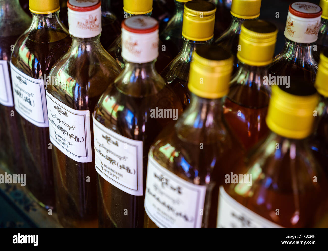 KYAING TONG, MYANMAR - CIRCA NEL DICEMBRE 2017: le bottiglie di vino di riso presso la Loi Mwe borgo collinare. Il vino di riso è una specialità della zona. Lo Stato di Shan intorno Foto Stock