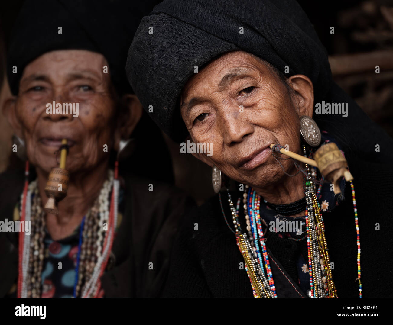 KYAING TONG, MYANMAR - CIRCA NEL DICEMBRE 2017: Ritratto di donne anziane di Wan Sai Akha Village di Kyaing Tong fumatori. Foto Stock