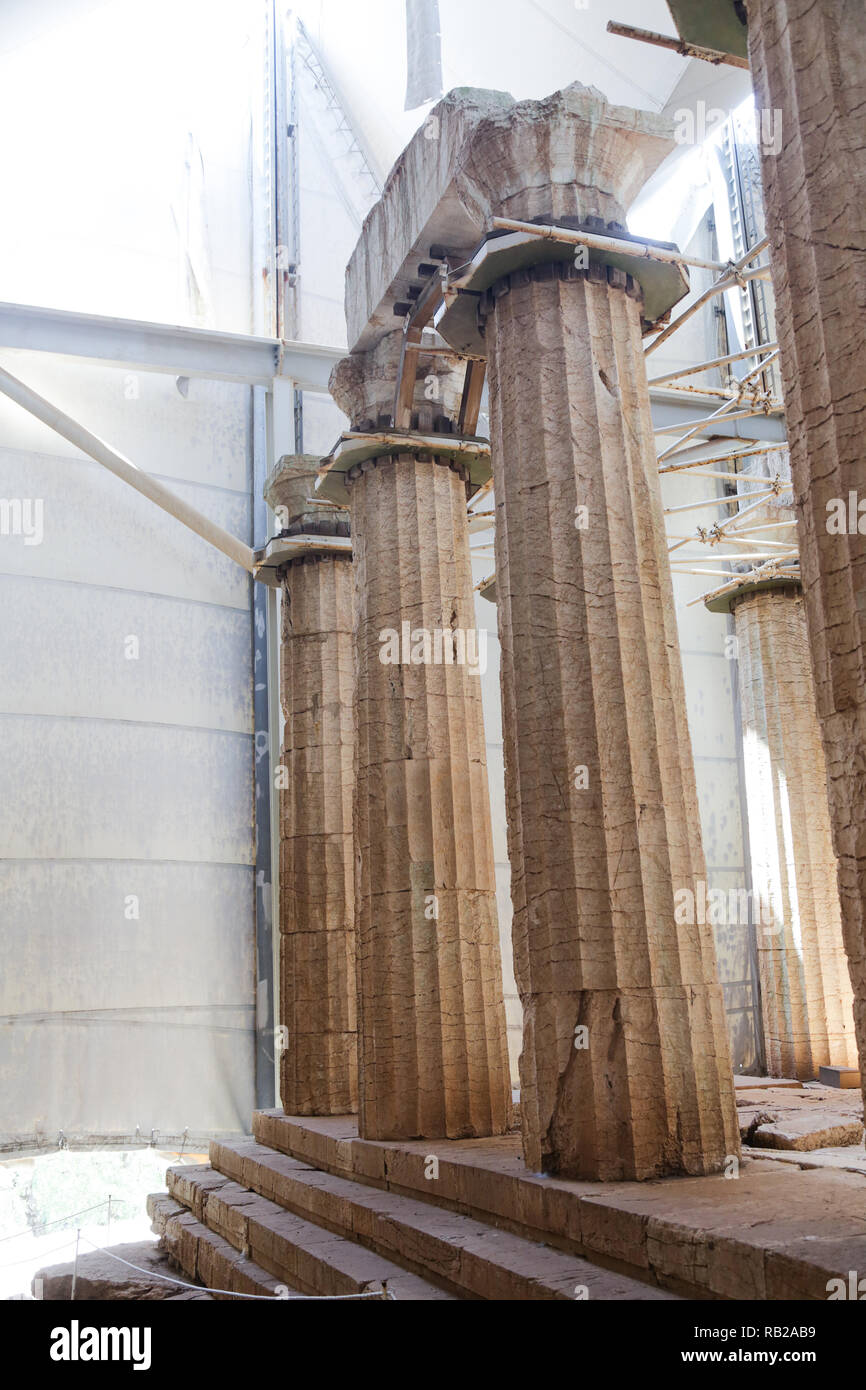Antico tempio di Apollo ripristinato sotto la protezione del grande baldacchino in Bassae (Vasses), Grecia Foto Stock