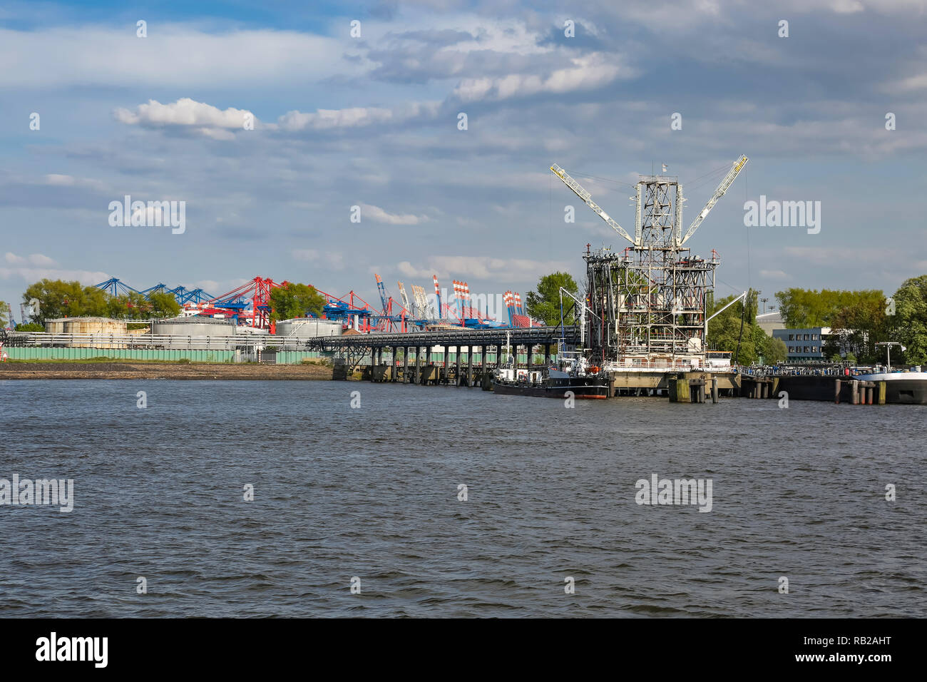 Nave stazione gas dava sul porto di silos e gru da Burchardkai Foto Stock