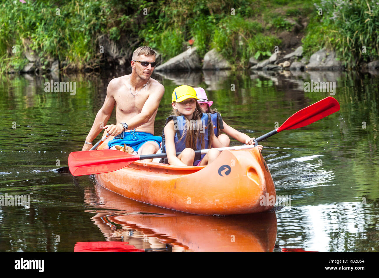 Famiglia attiva la canoa sul fiume estate avventura per i bambini in vacanza, Repubblica Ceca Foto Stock