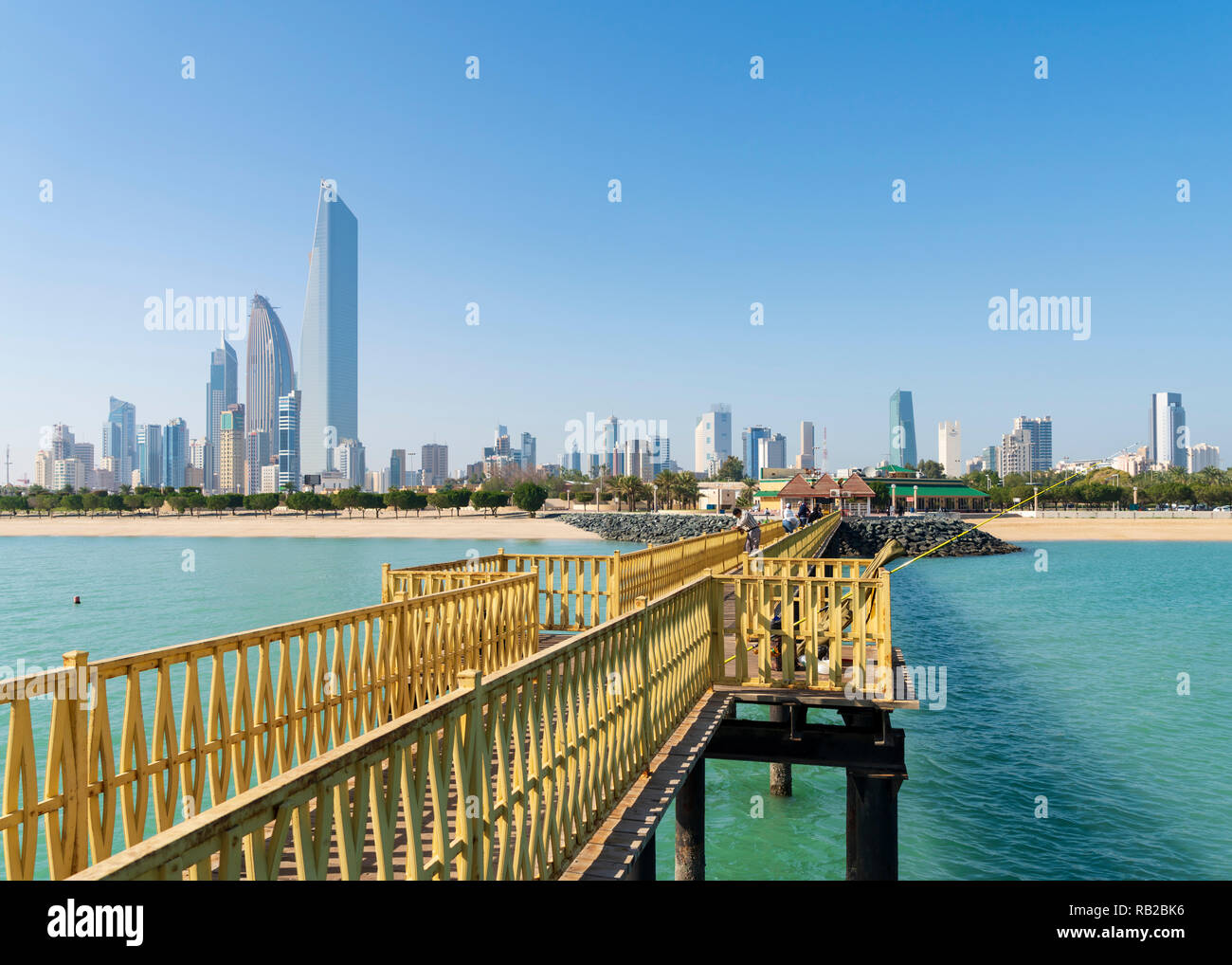 Skyline di moderne torri di uffici in CBD Downtown dal molo pubblico in Kuwait City in Kuwait Foto Stock