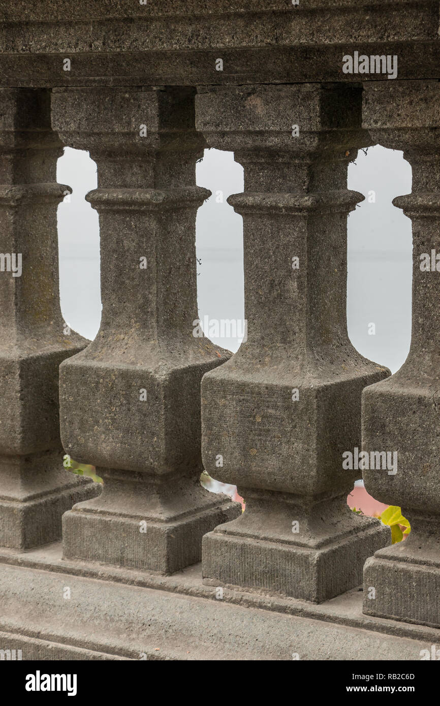 Grigio colonnato muro di pietra con ornamenti di nizza Foto Stock