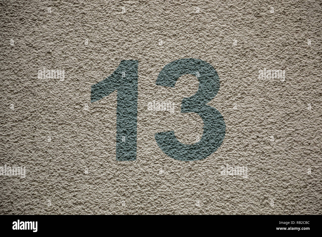 Numero 13 della casa con lettere di colore verde Foto Stock