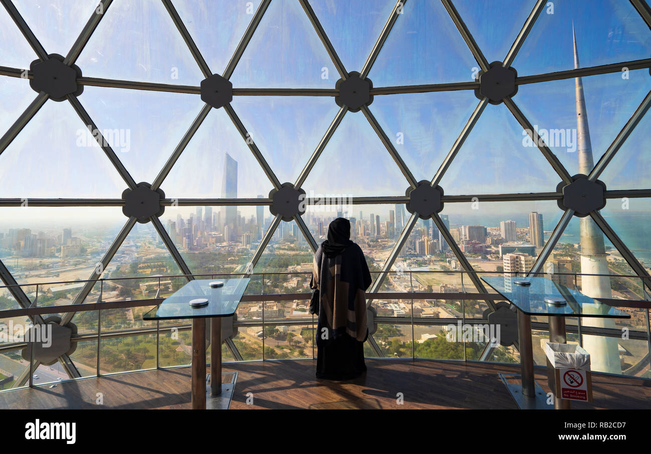 Donna che guarda la vista di Kuwait City dalla cupola di visualizzazione all'interno di Kuwait Towers in Kuwait City, Kuwait Foto Stock